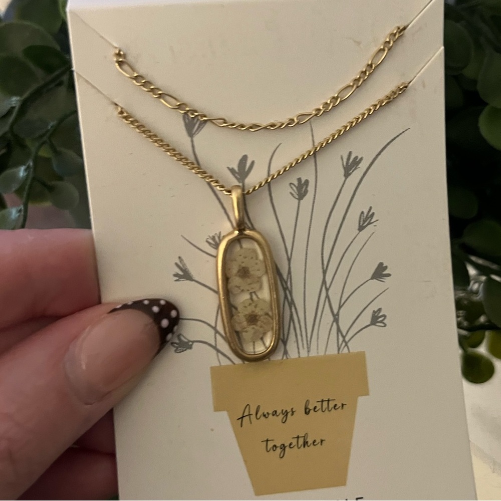 NWOT| Anemone Gold Floral Pendant Necklace